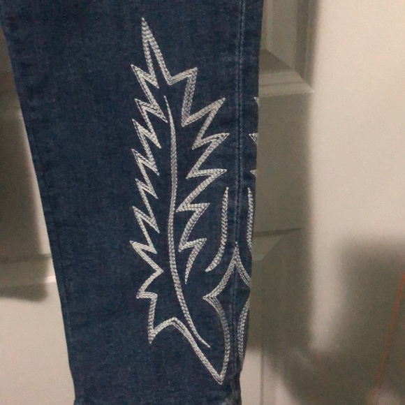 Never worn Levi Ankle crop skinny jeans with leaf pattern at hem - Picture 2 of 4
